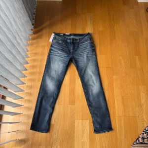 NYA Jack&Jones jeans| Regular/Clark | 31/32 - Helt nya Jack & Jones Jeans med lapparna på säljs till ett schysst pris. Modellen är ”Regular/Clark” men hade lika gärna kunnat vara slimfit. Färgen är Blue denim och storleken 31/32. Nytt pris 800 kr, mitt pris 499.