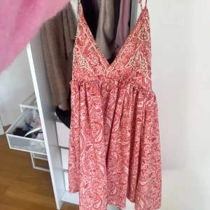 Zara klänning  - Rosa röd paisleymönstrad klänning från Zara! Så söt! Perfekt i sommar eller på semester🥹💫🥰Inga defekter, använd en gång! 