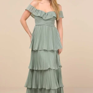 Ljusgrön offshoulder långklänning - Superfin ljusgrön långklänning med volanger och offshoulder-modell. 