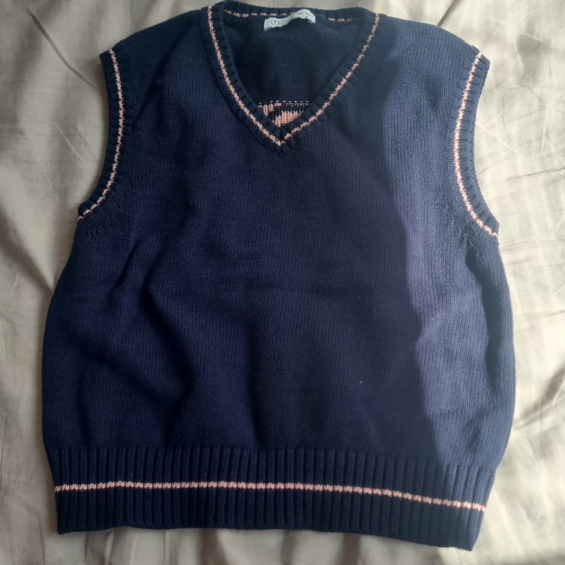 Mörkblå stickad väst från WOW