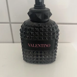 Valentino parfym - Tja säljer en parfym från Valentino, som ni kan se på andra bilden visar jag hur mycket som finns kvar flaskan av 50ml. Bara höra av er vid frågor. Ny pris 1000kr. Pris kan diskuteras vid snabb affär. Krocken finns inte !