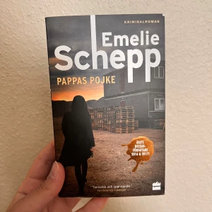 Pappas pojke - En spännande kriminalroman om åklagare Jana Berzelius. En sexårig pojke försvinner spårlöst och utredningen blir snabbt personlig och farlig. Perfekt för dig som gillar nervkittlande deckare och vill ha en bok du inte kan släppa!