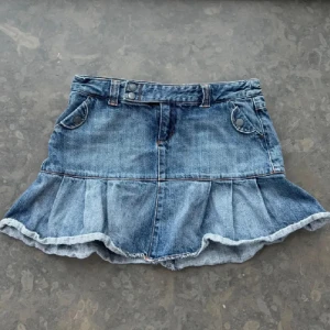 Lågmidjad Jeanskjol med volang och lucky you innuti - 💕Fri frakt inlägg finns i min profil💕lågmidjad Jeans kjol med volang / volang jeanskjol med ”lucky you” på insidan av dragkedjan💕 