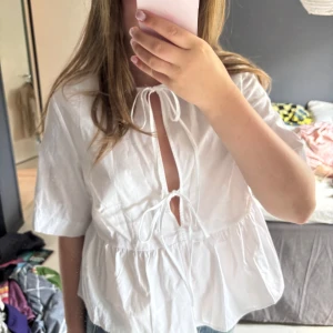 Vit blus med knyt och volang - Supergullig vit blus från hm. Aldrig använd. Priset kan diskuteras🥰