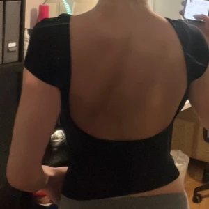 Svart topp med öppen rygg - Väldigt fin topp med öppen rygg från Gina Tricot ☺️