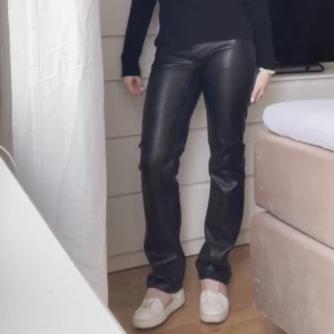 Skinnbyxor - As coola skinnbyxor köpta från bikbok, säljer då de tyvärr blivit lite små för mig, de är i storlek 36! 🩷🩷hör av er för frågor eller fler bilder