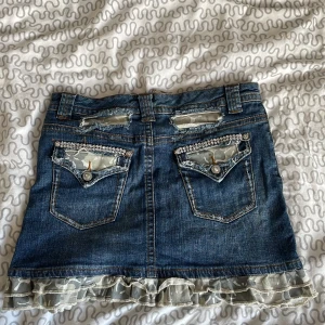 Jeanskjol med volang från girls girls  - Snygg blå low waist jeanskjol med unika detaljer 🩷 