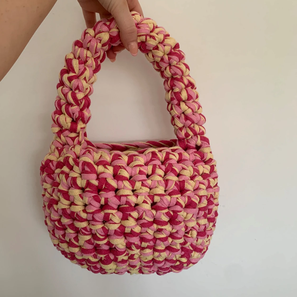 Handgjord rosa och gul virkad väska - 1