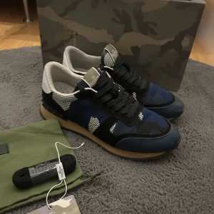 Valentino rockrunner  - Säljer dessa feta valentino rockrunner, sjukt bra kvalitet samt jätte sköna. Skicket är grymt och de är bara använda ett par fåtal gånger. Obs osäker om äktheten. Priset går att diskutera vid snabb affär!