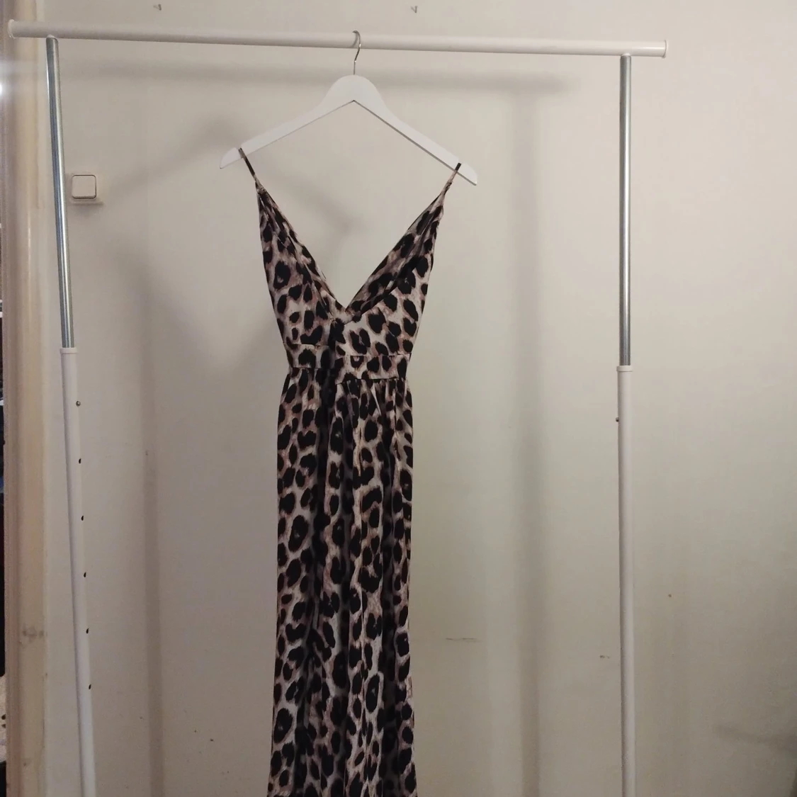 Leopardmönstrad långklänning med v-ringning - 1