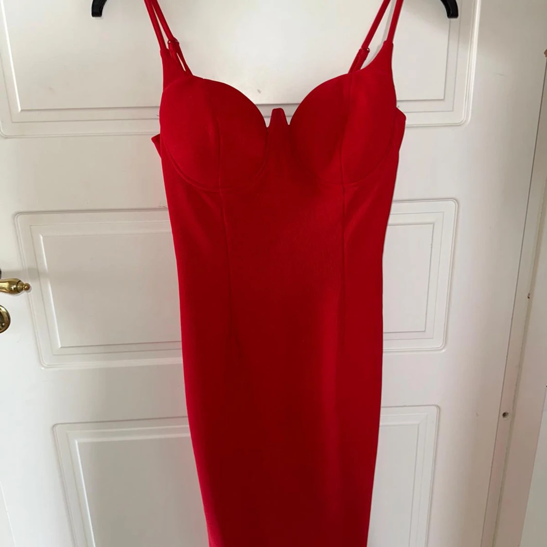 Röd tight långklänning med bygel