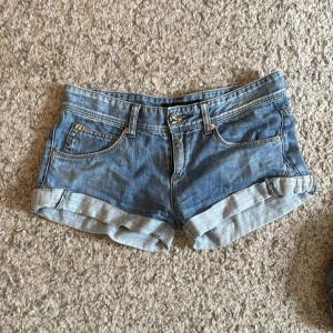 Jeansshorts från Miss Sixty - Snygga blå jeansshorts från Miss Sixty med. Lågmidjade, passar 34/36