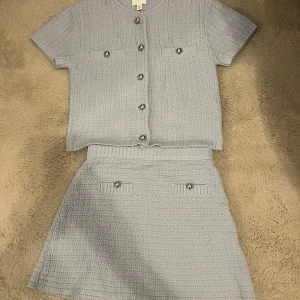 H&m ljus blå sett - Så fint sett, kjolen är aldrig använd strl xs, med en topp till i S som är använd endast 1 ggn, så i ny skick! 