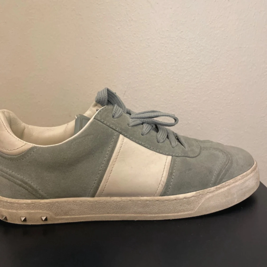 Valentino Rockstud sneakers i grå mocka - 2