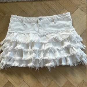 Monki kjol med fransar  - SÖKER!! Denna jeanskjol från Monki 💓 Kan betala runt 300 kr, storlek 36 