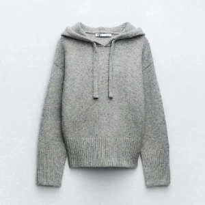 Grå stickad hoodie från Zara - Super fin mjuk grå stickad hoodie från Zara med huva och snörning.storlek S och är nästan aldrig använd. Tröjan har breda ribbade muddar vid ärmslut och nederkant. Perfekt för mysiga dagar och enkel att styla med jeans eller mjukisbyxor. Super fint att ha ett linne under. Hör av dig om du har några frågor eller funderingar 💕