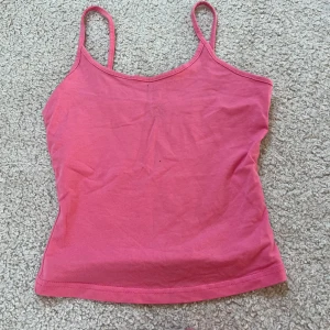 Säljer massa toppar från shein för 15 kr st. Rosa linnetopp med smala axelband - Enkel och snygg rosa linnetopp med smala axelband. Säljer massa toppar från shein så gå in på min profil och kika. Strl XS