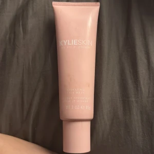 Kylie Skin Hydrating Face Mask - Återfuktande ansiktsmask från Kylie Skin by Kylie Jenner i en snygg ljusrosa tub på 85g. Perfekt för att ge huden extra fukt och glow. Tuben är mjuk och lätt att klämma ur, med skruvlock. Enkel att använda och passar perfekt i badrumshyllan.