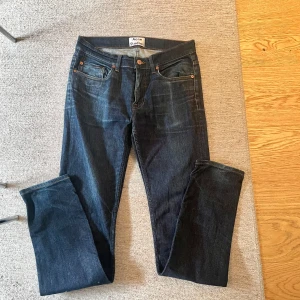 Jeans från Acne Studios ”Max raw” - Snygga jeans från acne studios med en riktigt skön stil. Storleken är w32 L34. Väldigt skön passform och wash. Tveka inte att skriva vid frågor✌️👊