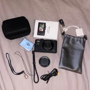 Digital Camera - Helt ny kamera. Säljer då den inte kommer till användning. Skyddsplasten sitter fortfarande kvar på skärmen och alla tillbehör ingår!🩷(ursprunglig förpackning finns även, glömde ta med den i bilden)Nypris:931kr 