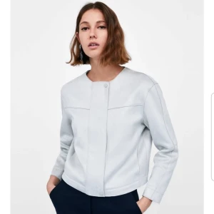 Mocka jacka Zara - Jättefin ljusblå mocka jacka från Zara.