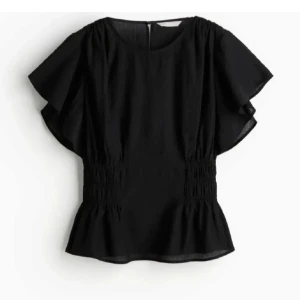 Hm blus - Svart trendig blus från H&M som inte säljs längre🌟🌟🌟🌟🌟nyskick!!!!