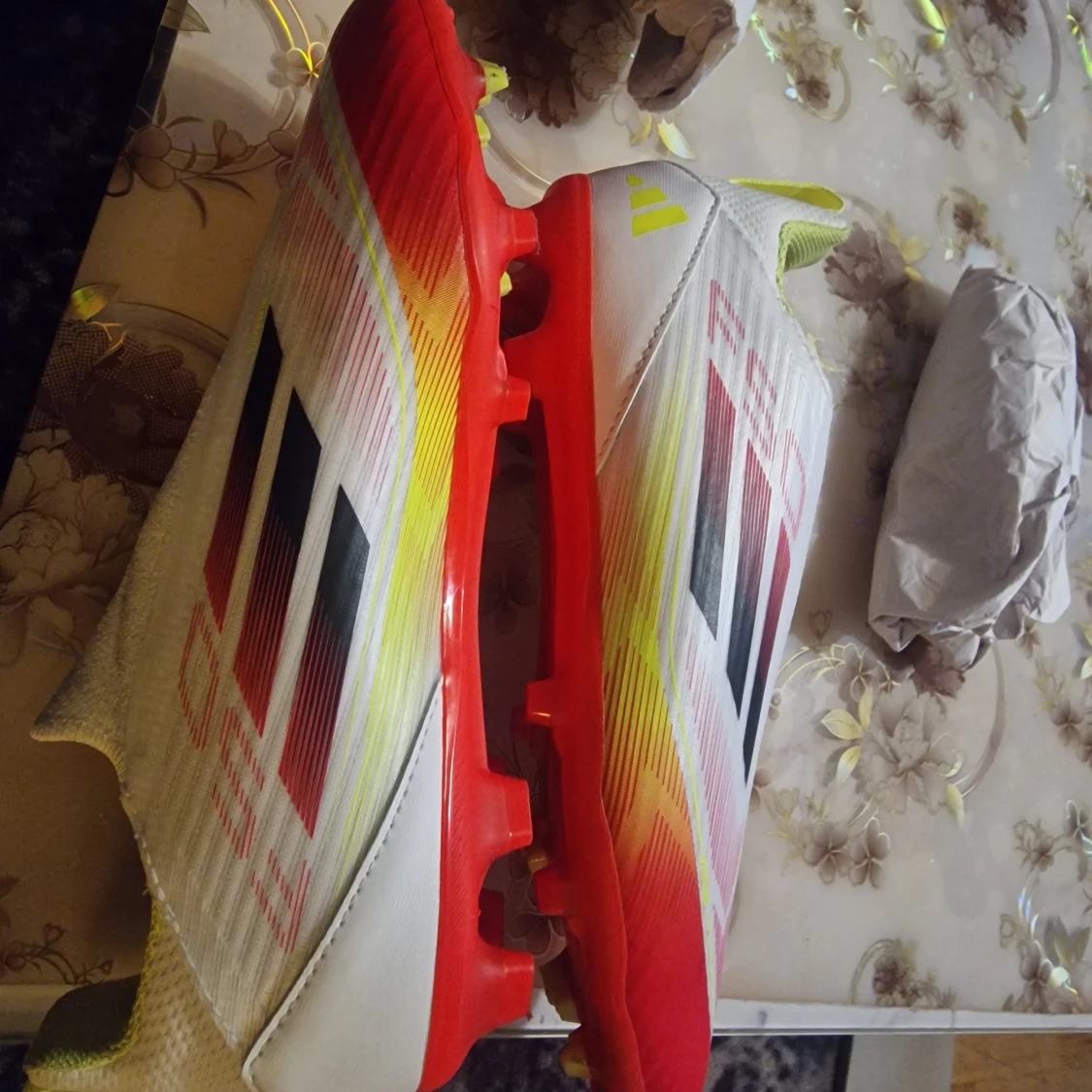 Adidas F50 vita och röda fotbollsskor - 3