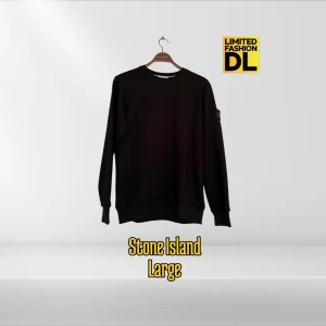 Svart sweatshirt från Stone Island - Svart sweatshirt från Stone Island med klassisk rund hals och ikonisk logotyp-patch på vänster ärm. Tröjan är tillverkad i 100% bomull och har ribbade muddar vid ärmslut och nederkant. ✨ Perfekt för både vardags och en clean streetwear-look!  📏 Storlek: Large 💎 Skick: Mycket gott skick – inga fläckar eller skador 🎨 Färg: svart 🧵 Material: 100% Bomull  📦 Skickas spårbart eller möts upp