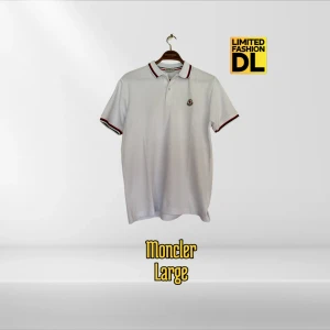 Vit pikétröja från Moncler - Snygg vit pikétröja från Moncler i storlek Large. Tröjan har klassisk krage och knäppning framtill, samt Moncler-logga på bröstet. Passar till både vardagsstil och smart casual. Lyxig design med stilren enkelhet. Perfekt för dig som vill lyfta din vardagslook eller klä upp dig ledigt men exklusivt. 	📏 Storlek: Large 💎 Skick: Mycket gott skick – inga fläckar eller skador 🎨 Färg: vit 🧵 Material: 100% Bomull  📦 Skickas spårbart eller möts upp