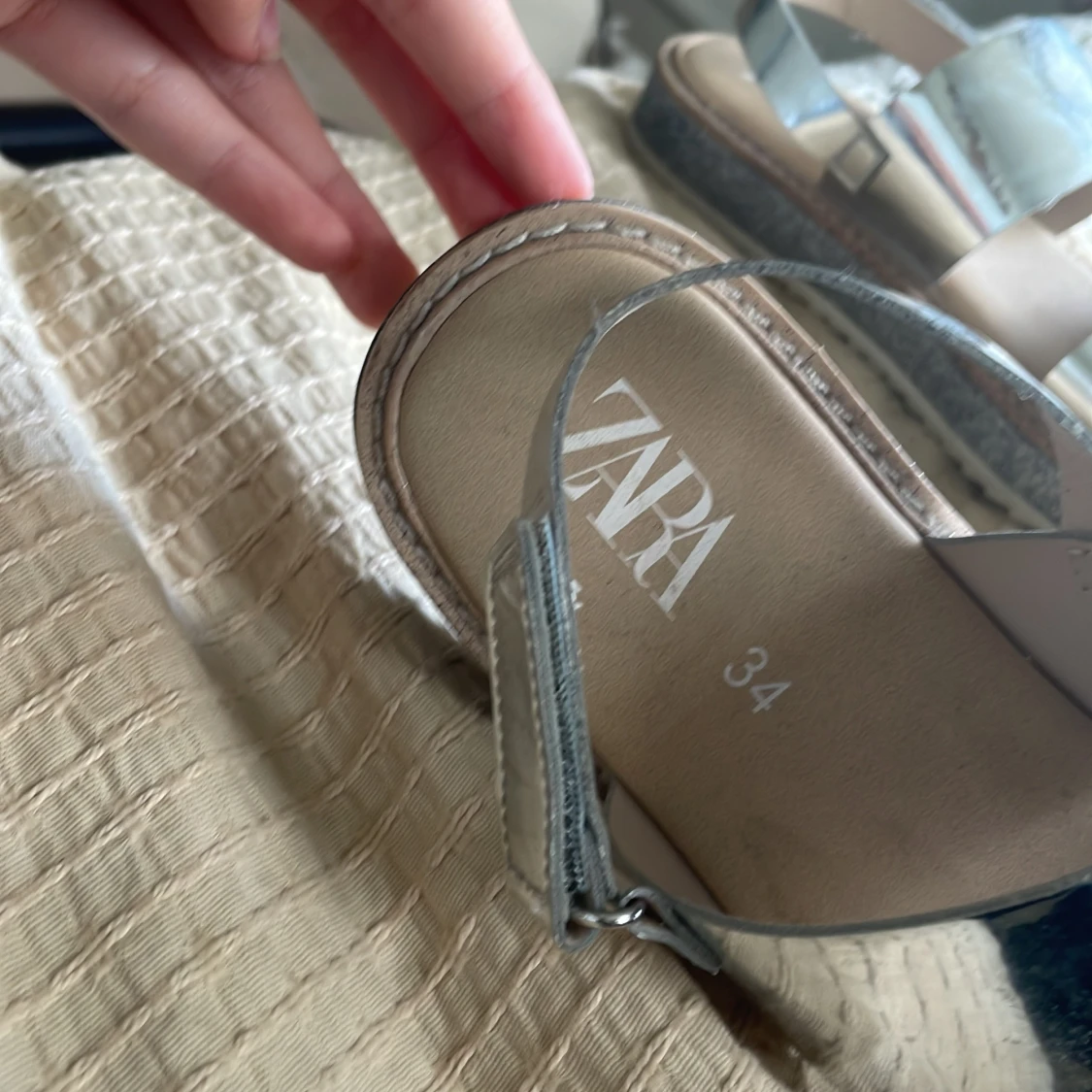 Silvriga sandaler från Zara, strl 34 - 2