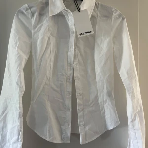 Bershka skjorta - Så snygg figursydd skjorta från bershka! Prislappen kvar!💞 Välj INTE instabox!