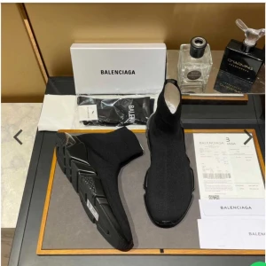 Svarta Balenciaga Speed sneakers - Svarta Balenciaga Speed sneakers med strumpliknande ovandel i stickad syntet och chunky svart sula med transparenta detaljer. Minimalistisk design, superflexibel och bekväm passform. Perfekta för dig som gillar streetstyle och vill sticka ut med en modern siluett.