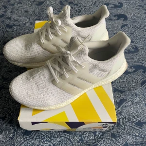 Vita adidas ultraboost  - I princip oanvända, skulle säga nyskick. Storlek 42 2/3. Fräscha och perfekta nu till sommaren. 