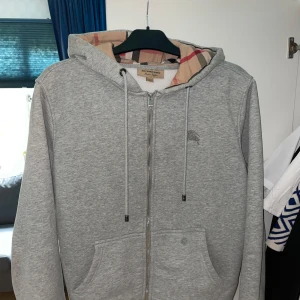 Grå hoodie från Burberry med dragkedja - Grå hoodie från Burberry med dragkedja