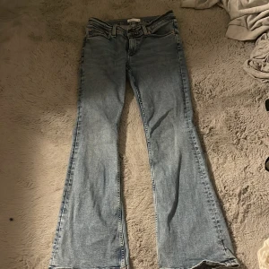 Jeans  - Lågmidjade bootcut jeans från Gina ❤️