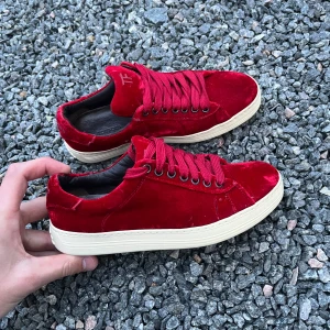 Tom Ford velvet sneakers - Tom Ford velvet sneakers - storlek: 36 - Skorna är i ett fint skick utöver att velveten har spruckit på sina ställen (kolla bilder) - Nypris: 6000kr - Vårat pris: 699kr