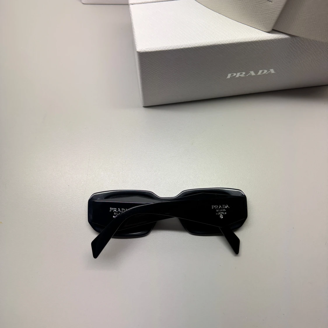 Svarta solglasögon från Prada - 2