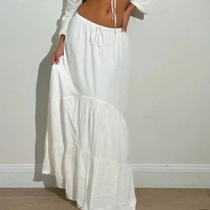 Vit lång kjol - Jätte snygg vit lång kjol som kommit till användning ca 3 gånger, säljer för 50 kr men pris kan diskuteras💗