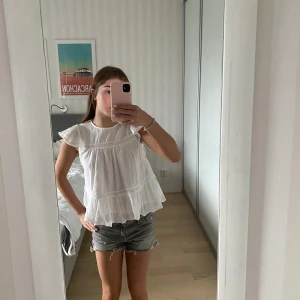 Vit blus från Gina Tricot - Säljer en jättefin vit blus från Gina Tricot i storlek 146/152💕