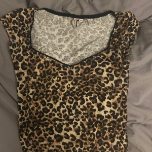 Leopardmönstrad topp från Nelly - Topp som tyvärr inte kommer till användning längre, mjuk och sitter fint. Pris kan diskuteras!☺️