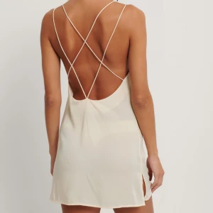 Nattlinne NAKD - Sååå gulligt nattlinne från nakd i storlek xxs🥰 väldigt fint i ryggen, skulle säga att det är lite mer åt det ljusrosa hållet som på bild 3, på de första bilderna ser den mer beige ut! Har ett litet märke där fram som var där redan när det kom har jag för mig, kom privat för bild 😊 