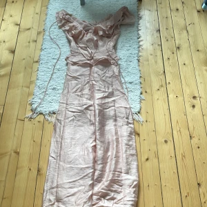 Rosa långklänning - Superfin klänning från H&M! Lite skrynklig på bilden men det är bara att stryka🥰