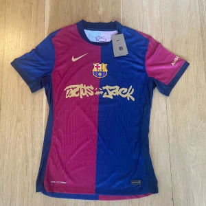 Travis Scott X Barcelona Hemma tröja - Helt ny Barcelona X Cactus Jack tröja, Storlek M men passar även S. Svår att få tag på och pris kan diskuteras vid snabb affär. Spelar-Material, Dri-fit