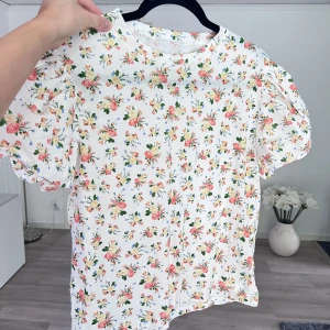 Blommig puffärm-blus från Zara - (OBS! En aning stor på mig då jag normalt bär storlek S!) Supersöt blus från Zara med blommigt mönster i rosa, gult och grönt på vit botten. Trendig och materialet är mjukt och skönt, perfekt för vår och sommar. Rund halsringning och avslappnad passform. Önskar du veta exakta mått? Tveka inte att höra av dig! 🧡💛💚🩷