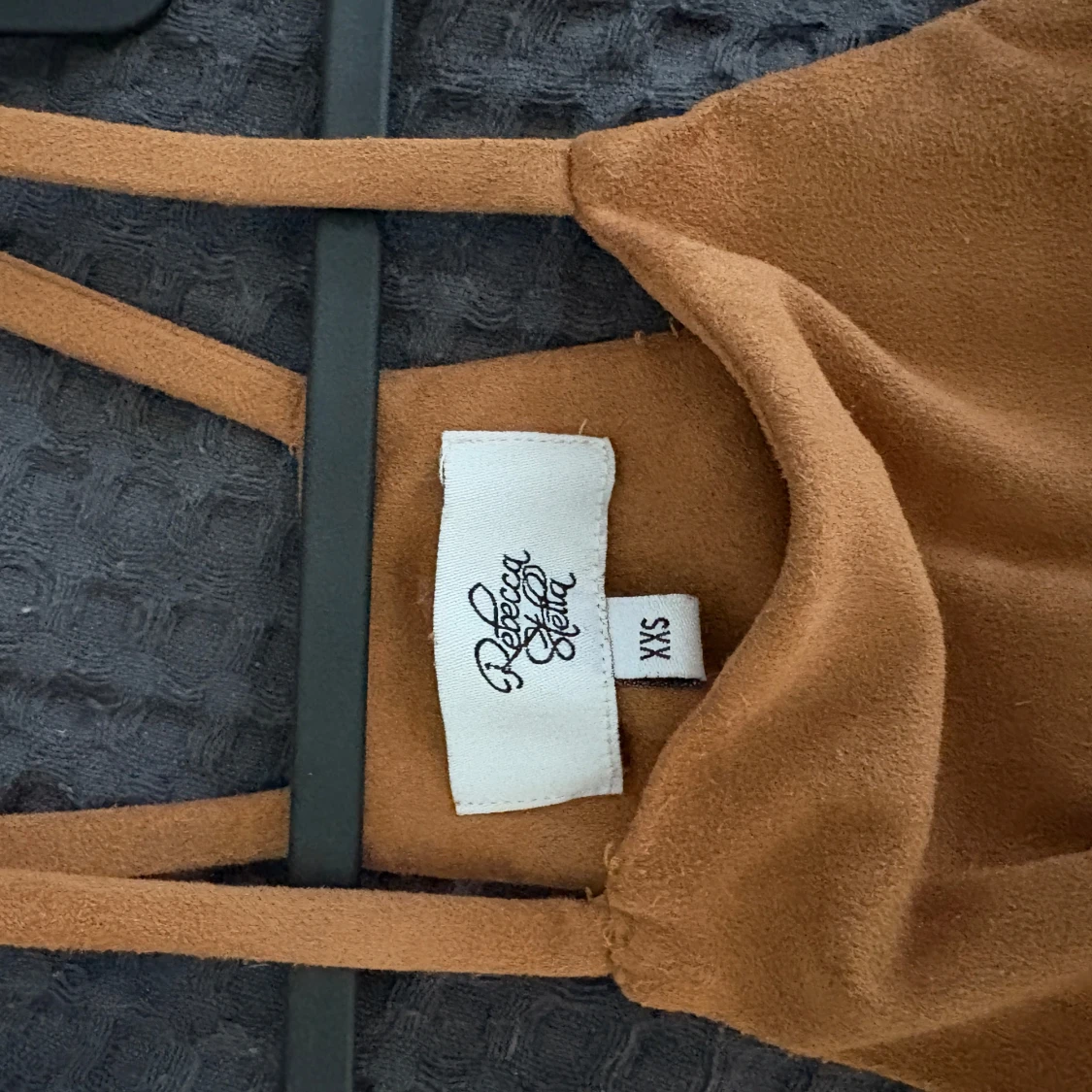 Brun mockaklänning med smala axelband - 4