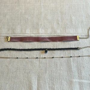 Fyra choker-halsband - Aldrig använda choker halsband💗 1 för 10kr, 2 för 18kr, 3 för 25, 4 för 29🔥🙌 Halsbanderna går att mixa och matchas, och kombinera dem går jättebra till vilken outfit som helst💃