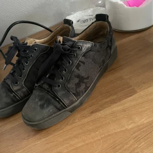 Christian Louboutin (loubs) plus Moncler skor  - Tja! Säljer nu ett par loubs i använt skick. Den har små ”hål” i under sulan. Något jag inte brytt mig om och kan enkelt målas över.