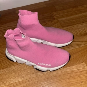 Balenciaga skor - Säljer mina rosa balenciaga skor som är i jättebra skick. Skorna är äkta och köpta genom appen Vestiaire. De är i storlek 39 och säljer de pga de är för små för mig! Pris går att diskuteras!