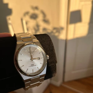 Tissot prx  - Säljer denna klocka av tissot, stilig vit färg. Klockan är knappast använd alls och skicket är utmärkt, inga skador eller skråmor! Lådan saknas dock tyvärr så vid köp medföljer den inte. Kontakta mig gärna vid frågor eller bud!