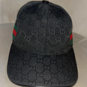 Svart Gucci keps  - Hej säljer min svarta Gucci keps har använt den max 3/4 gånger fick den någon månad sedan och den har knappast blivit använd 